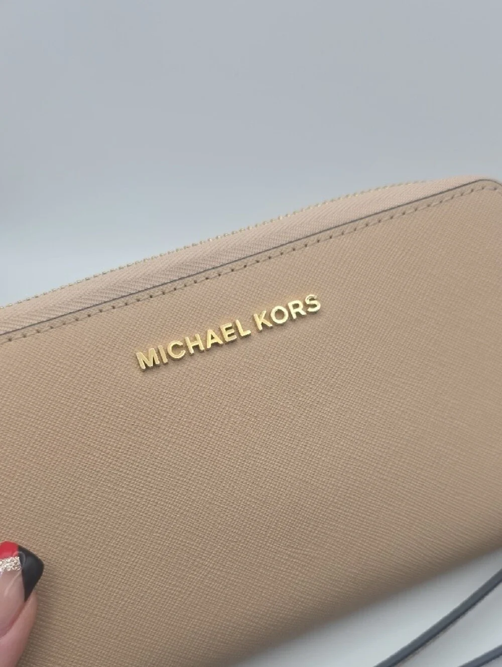Michael Kors Beige Nude Saffiano Wristlet/Phone Holder W/ Gold Hardware (EUC)✨️